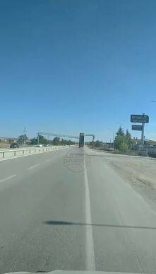 Konya’daki bir yolda TIR, hız ihlal tespit kameralarını kırdı 6